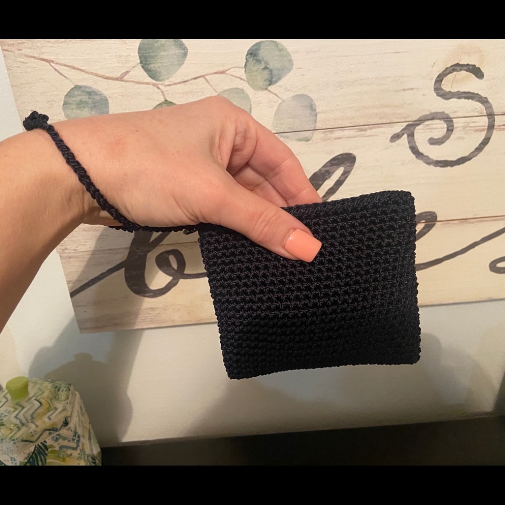 ♥️ Navy Wristlet - Picture 4 of 7